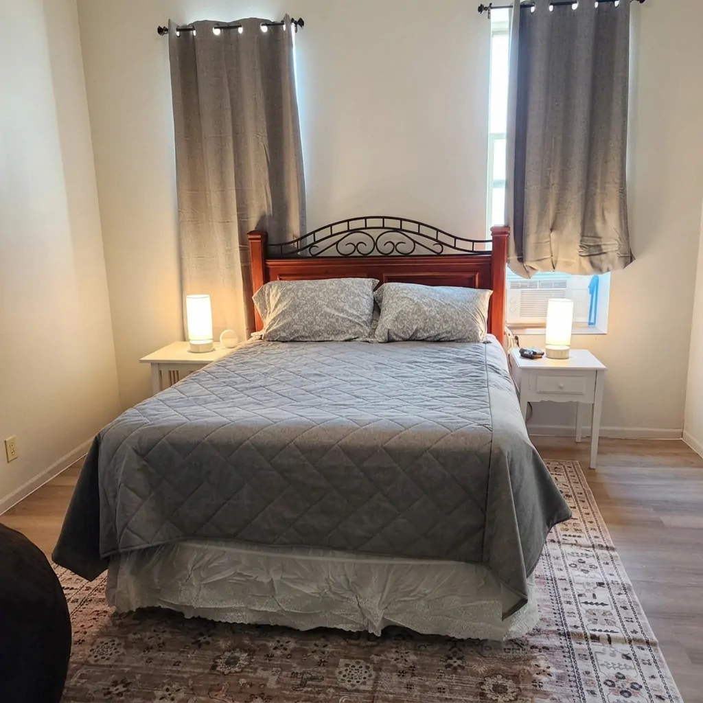 Suite bedroom with queen bed and nightstands