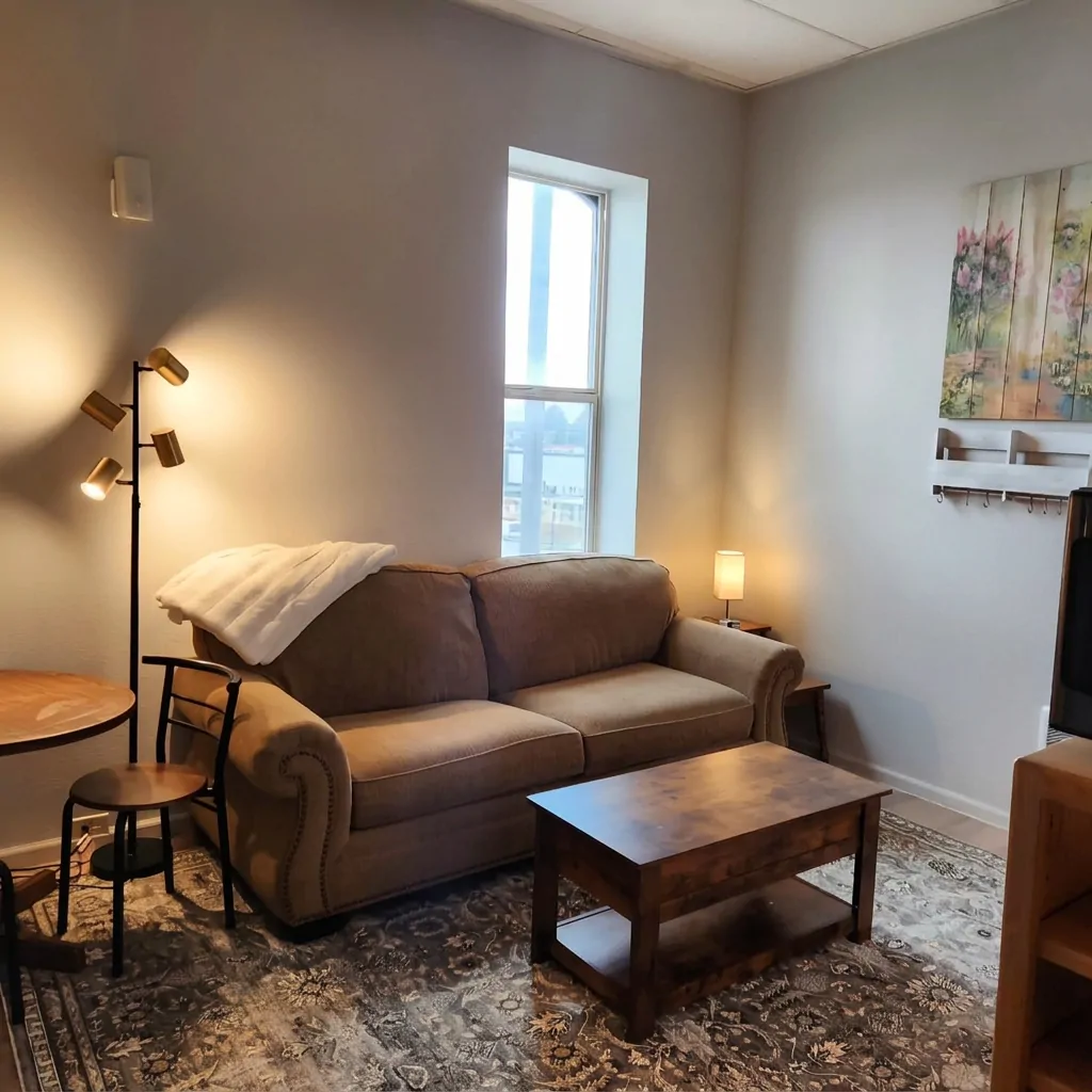 Suite living room with sofa, floor lamp and coffee table